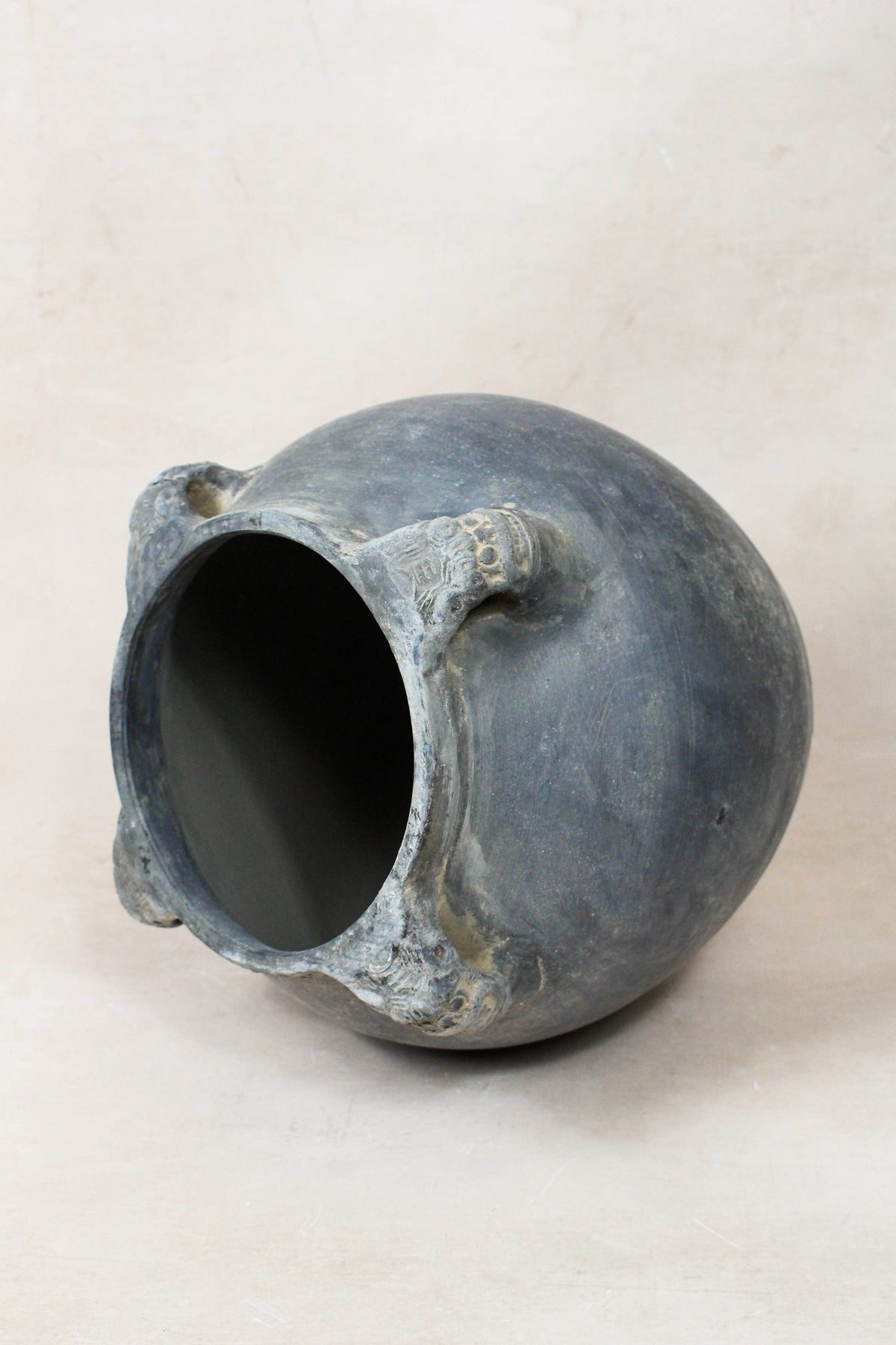 Vintage Lion Ears Dark Pot - DE.34