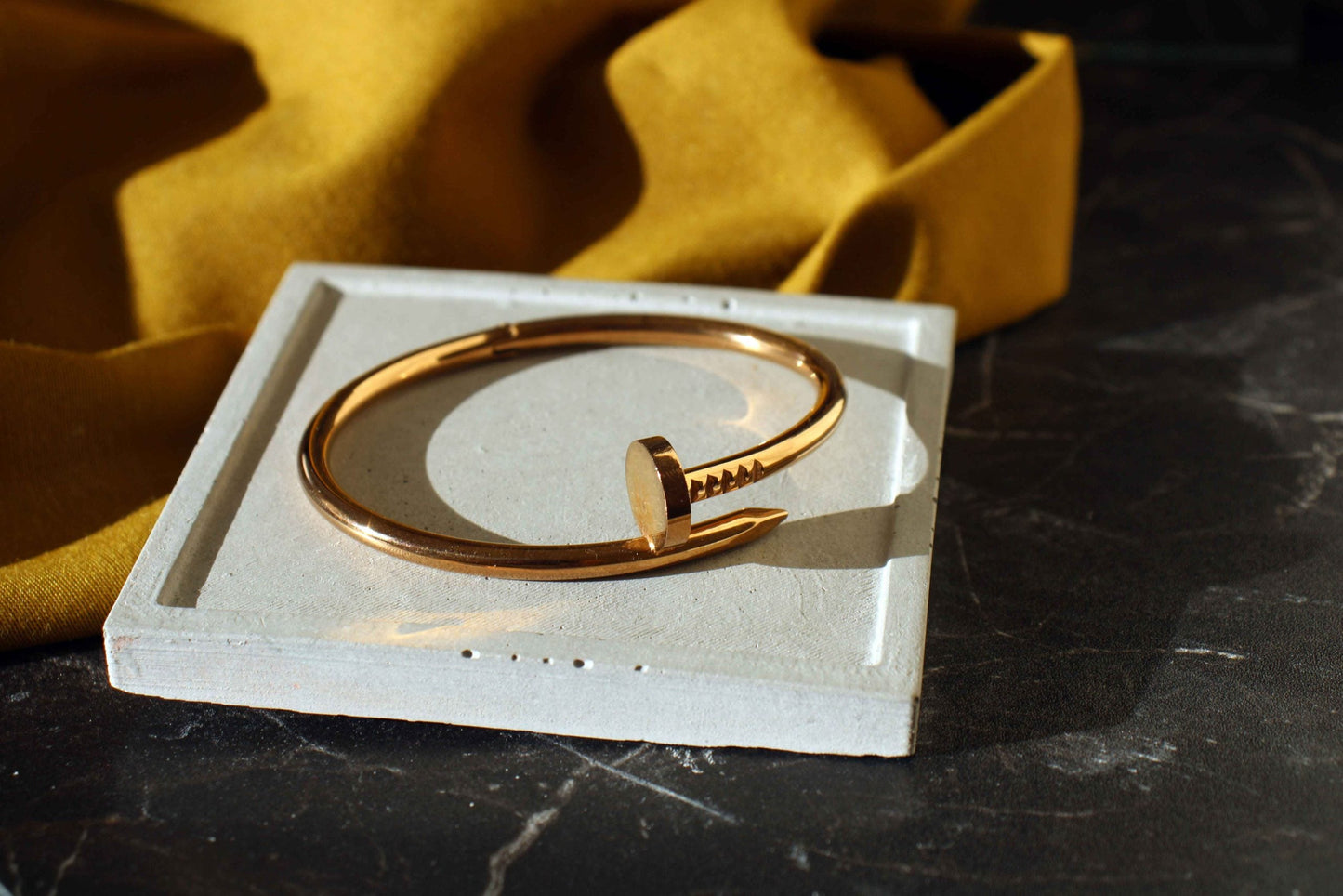 WHITE CONCRETE SQUARE JEWELLERY HOLDER