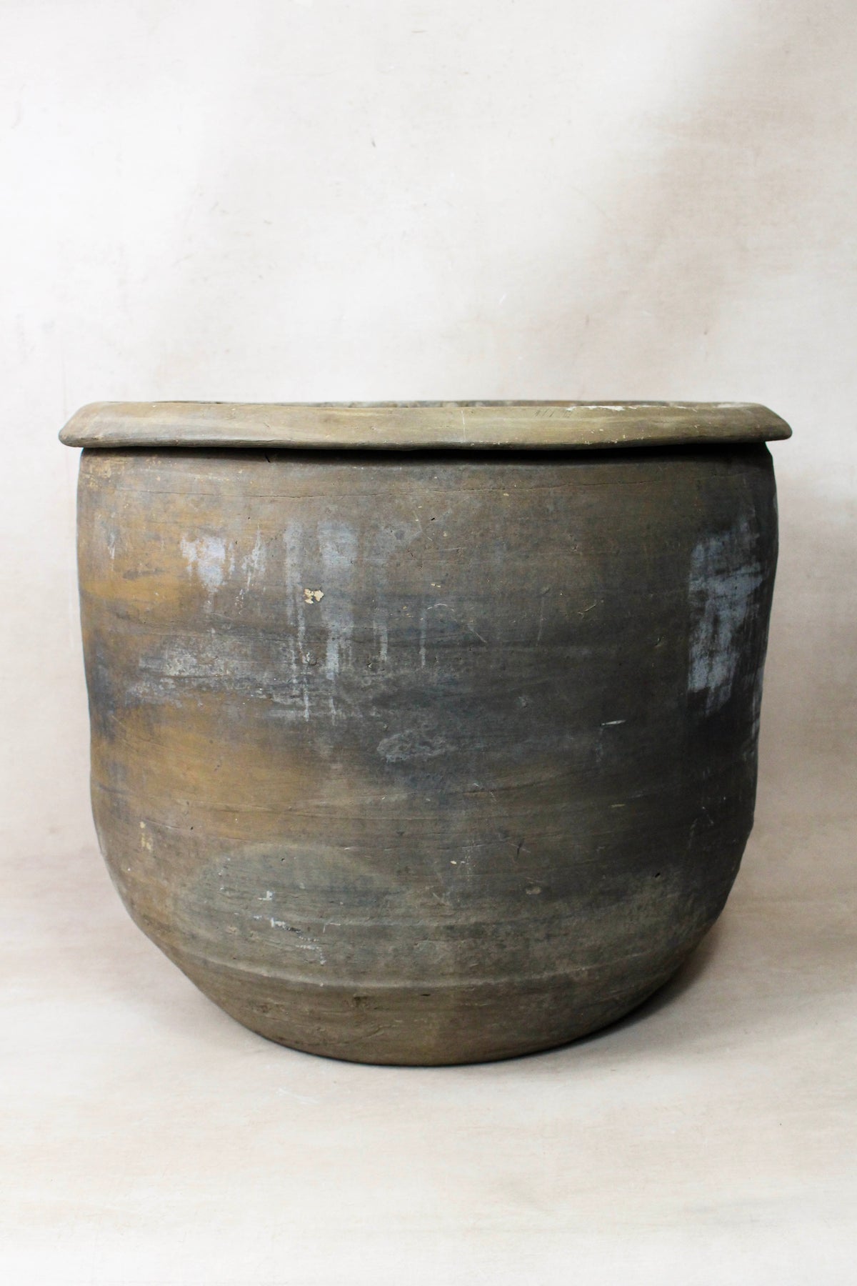 Vintage Dark Pot - L020