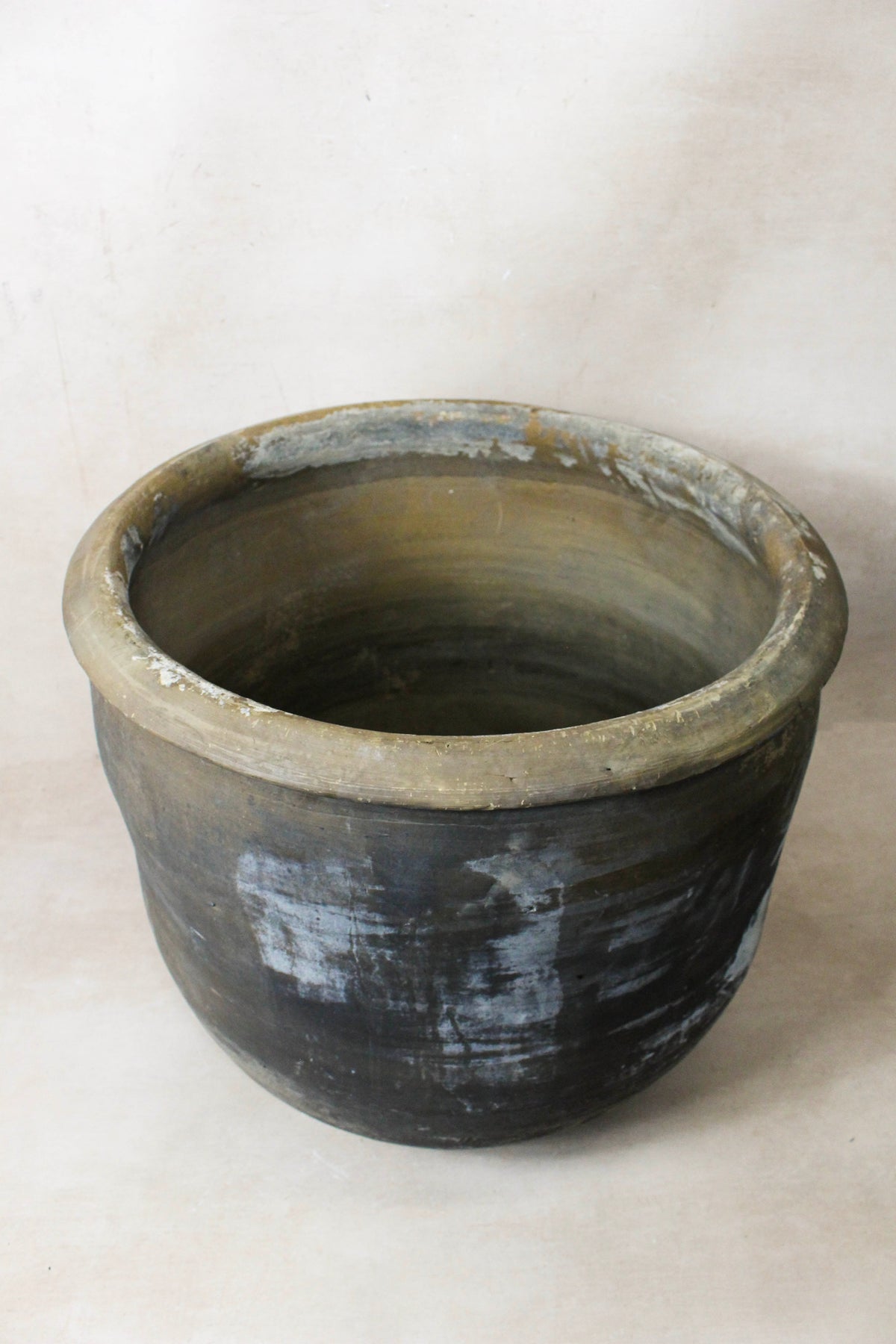 Vintage Dark Pot - L020
