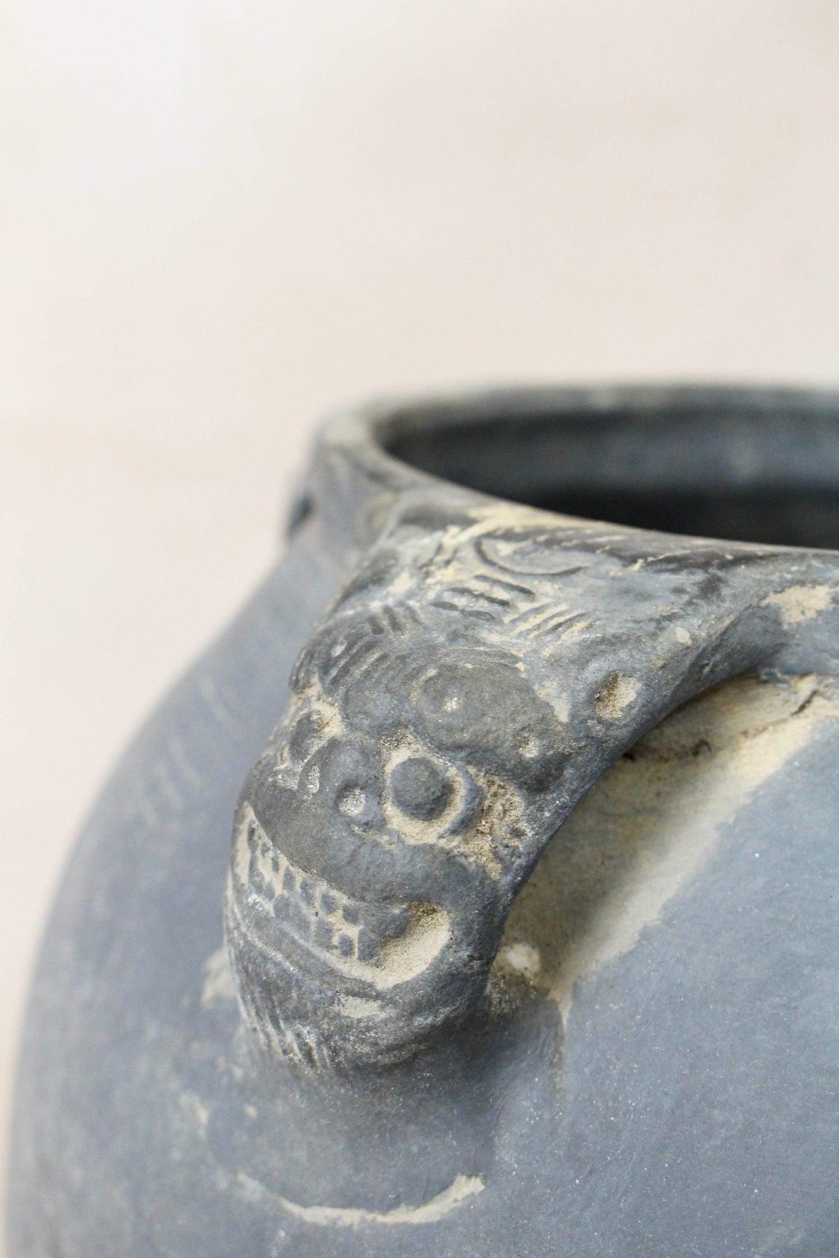 Vintage Lion Ears Dark Pot - DE.36