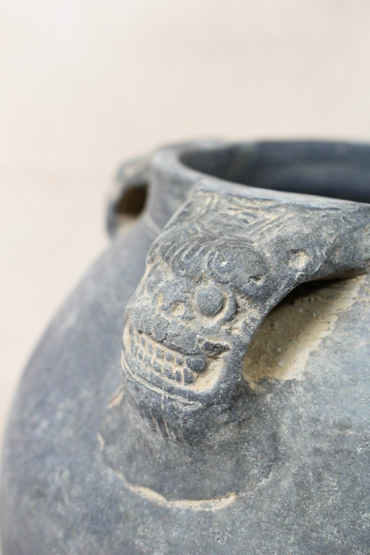 Vintage Lion Ears Dark Pot - DE.37