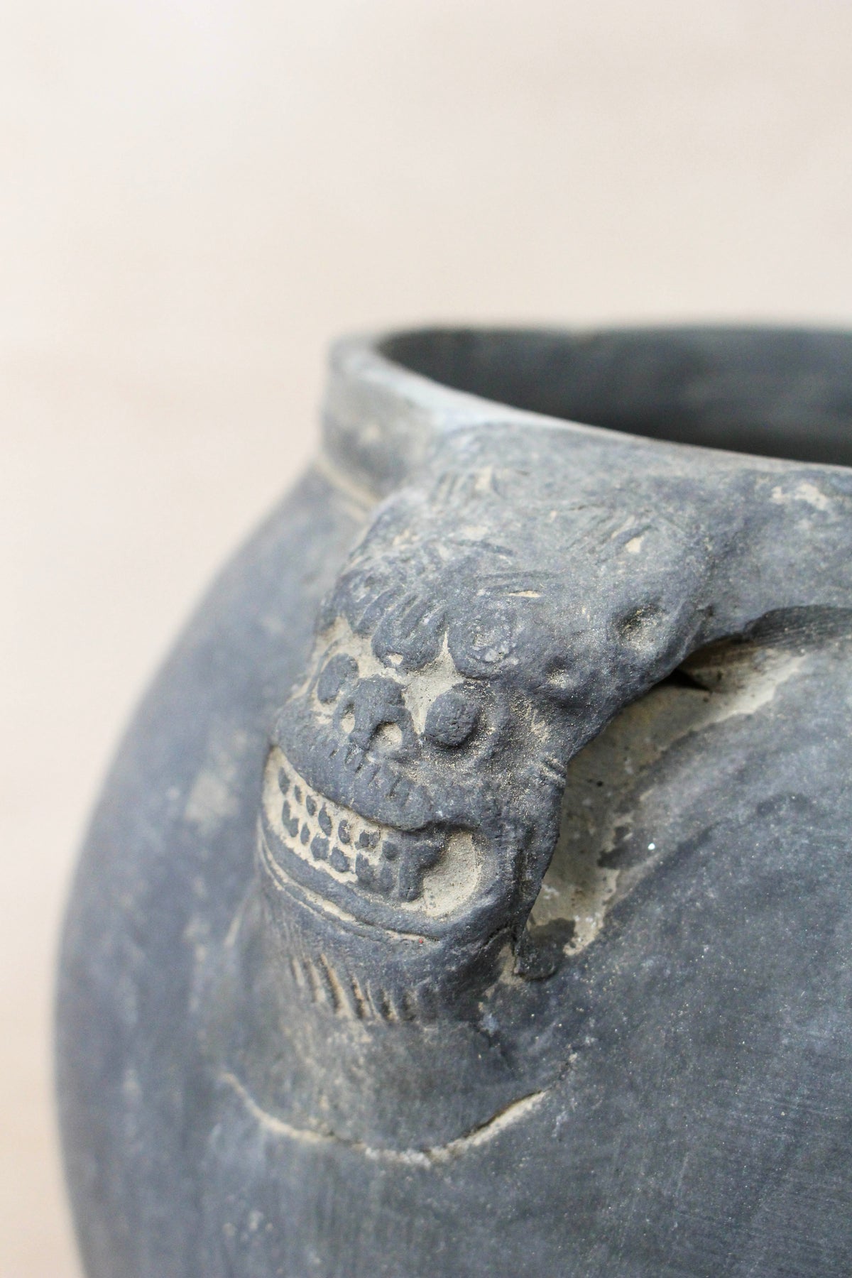 Vintage Lion Ears Dark Pot - DE.38