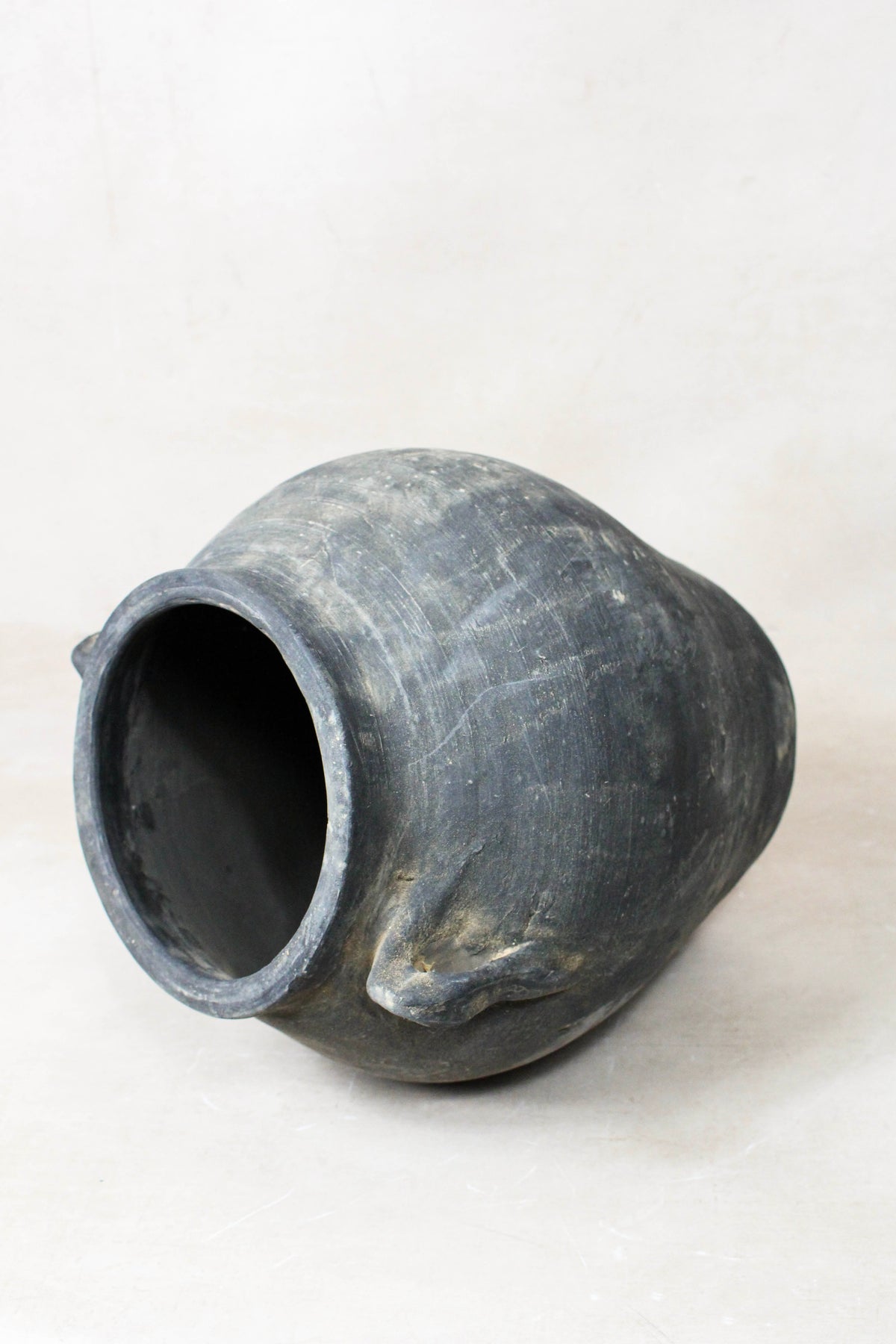 Vintage Dark pot with ears - E2.5