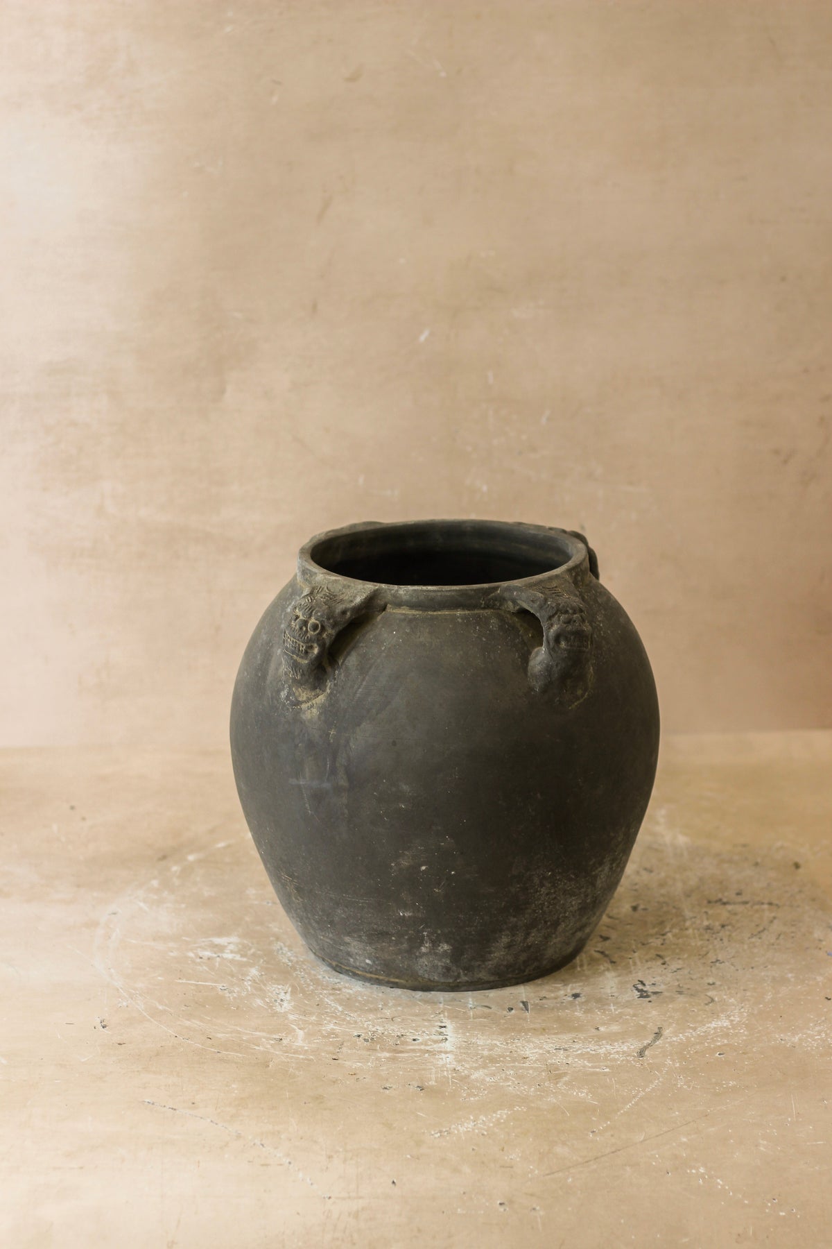 Vintage Lion Ears Dark Pot - De4.8