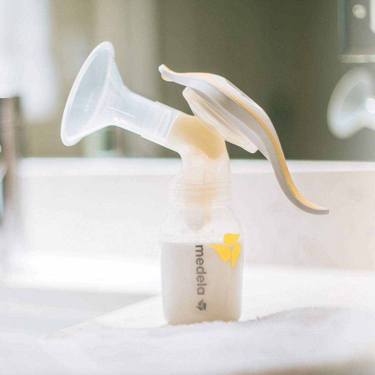Medela Harmony Manual Breast Pump & Feed Set