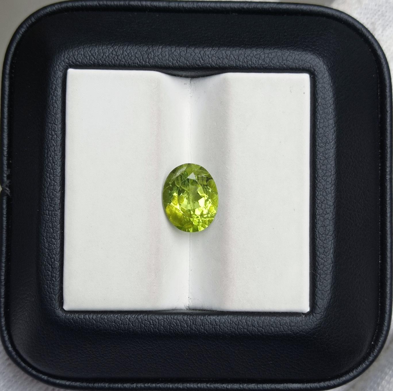 2.80ct Peridot Gemstone- Olivine - Chrysolite Gem - August Birthstone - 9.9x8x5mm
