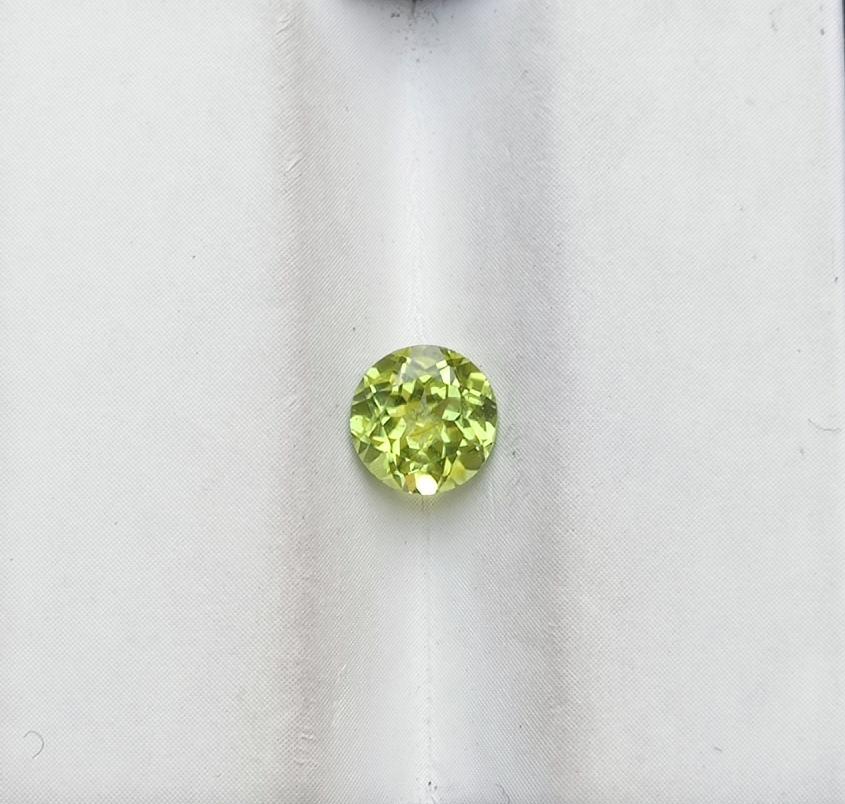 0.95ct Peridot Gemstone- Olivine - Chrysolite Gem - August Birthstone - 6x6x3.7mm