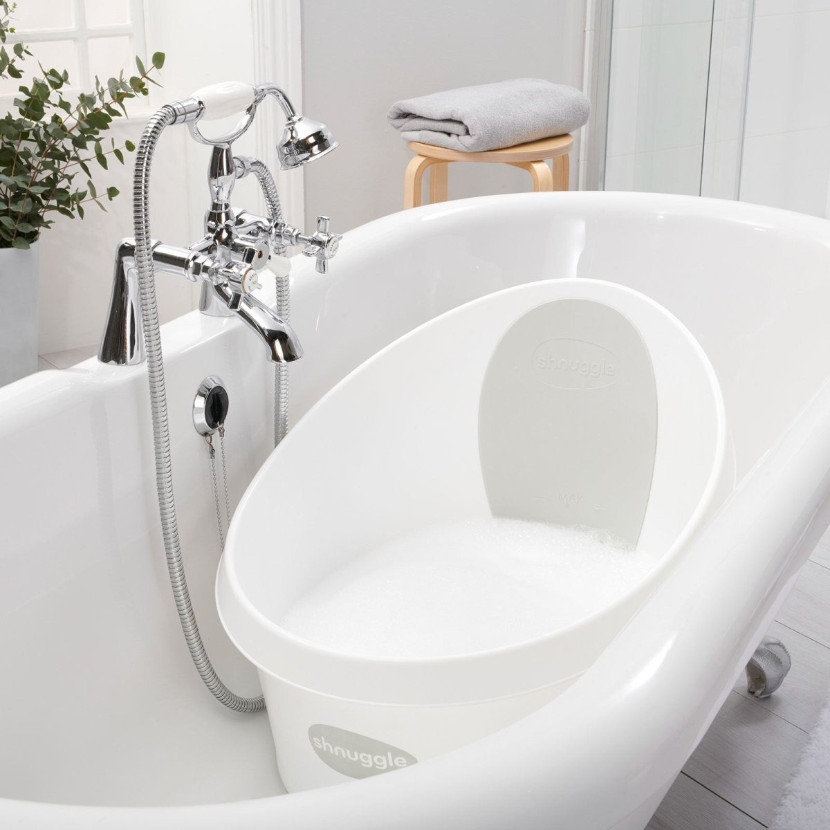 Shnuggle Toddler Bath Tub - White With Light Grey Backrest