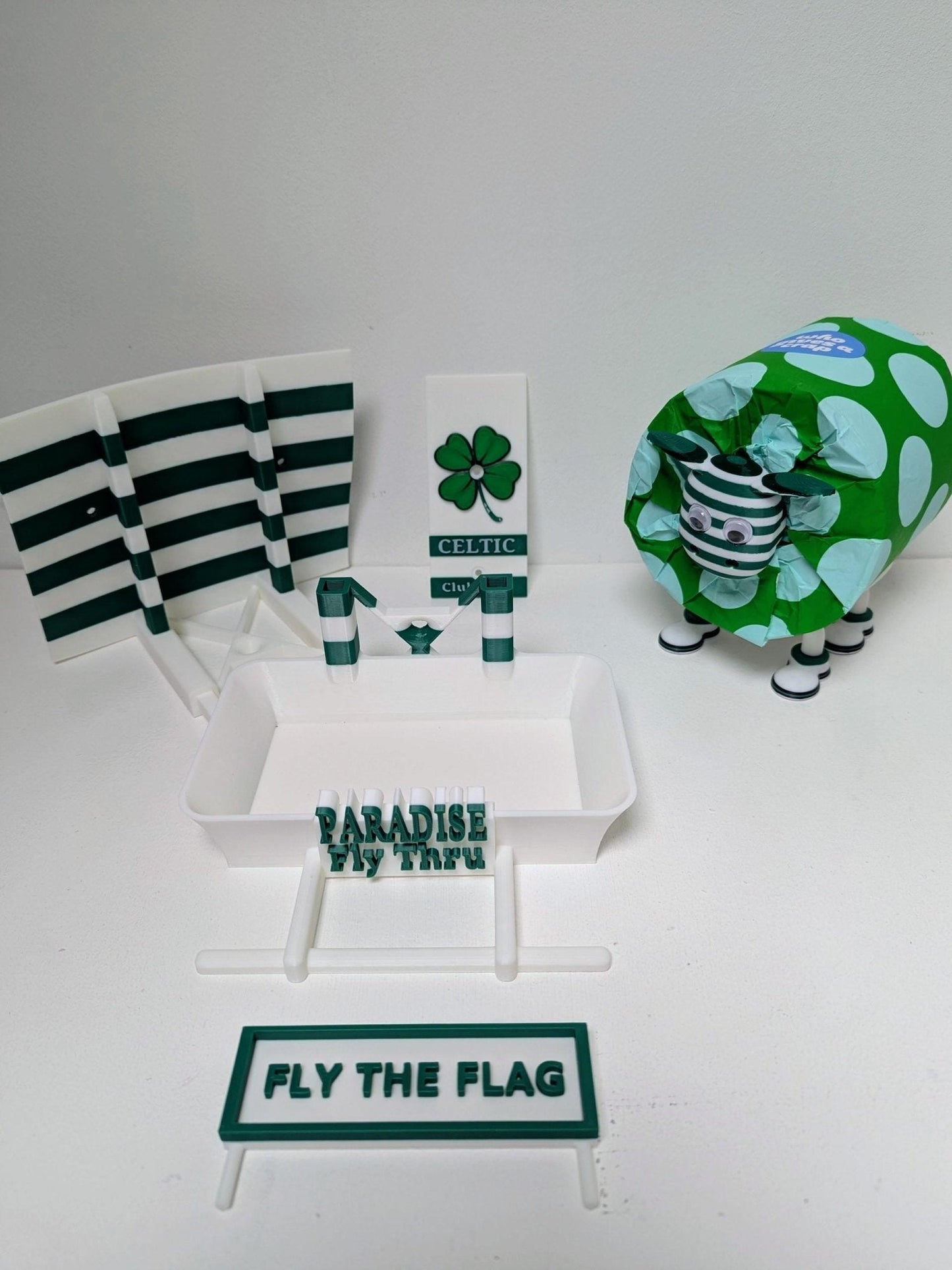 Celtic Garden Bird Feeding Station - Glasgow Garden Decor and Wild Bird Food Feeder - Fly the flag in paradise Novelty Gift for bhoys Fans