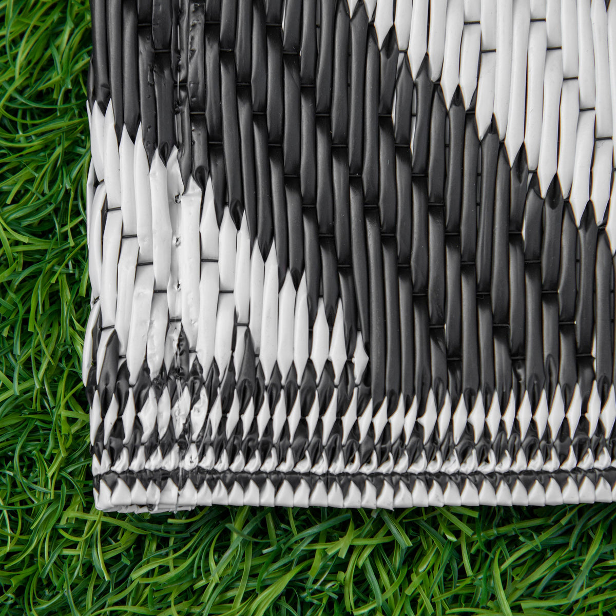 Outsunny 121 x 182 cm (4x6ft) Outdoor Rug Reversible Mat Plastic Straw Rug Portable RV Camping Mat for Garden Deck Picnic Indoor, Black & White