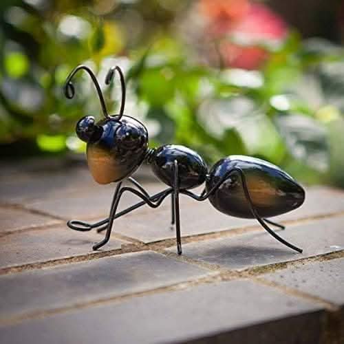 Hanging Metal Ant Garden Ornament Wall Clinger Decoration 22cm