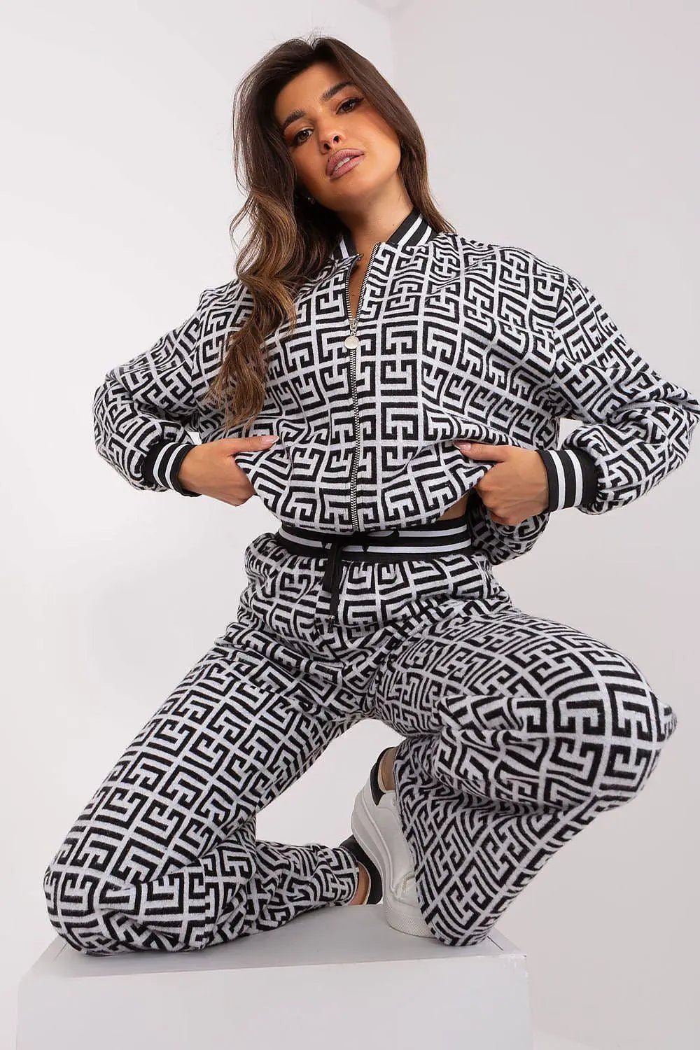 Lakerta zippered sweatshirt with pants