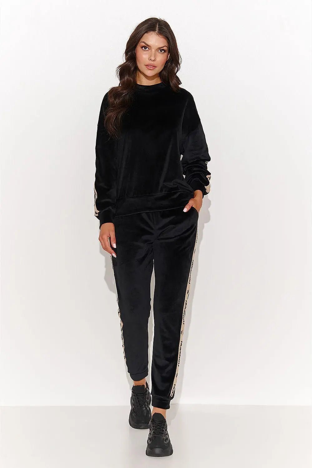 Numinou comfort and elegance long-sleeved sweatshirt
