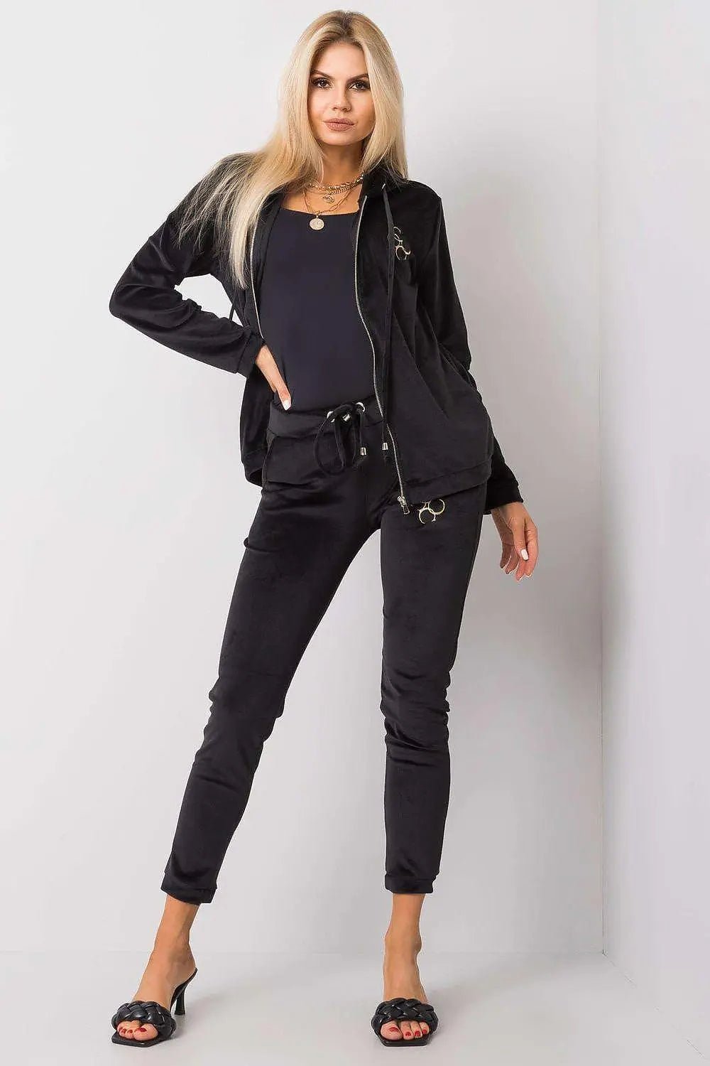 Relevance long sleeves sweatshirt with zipper, hood and slip pockets