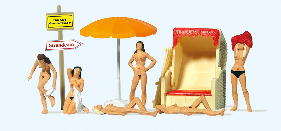 Nudist Bathers Figures 10107