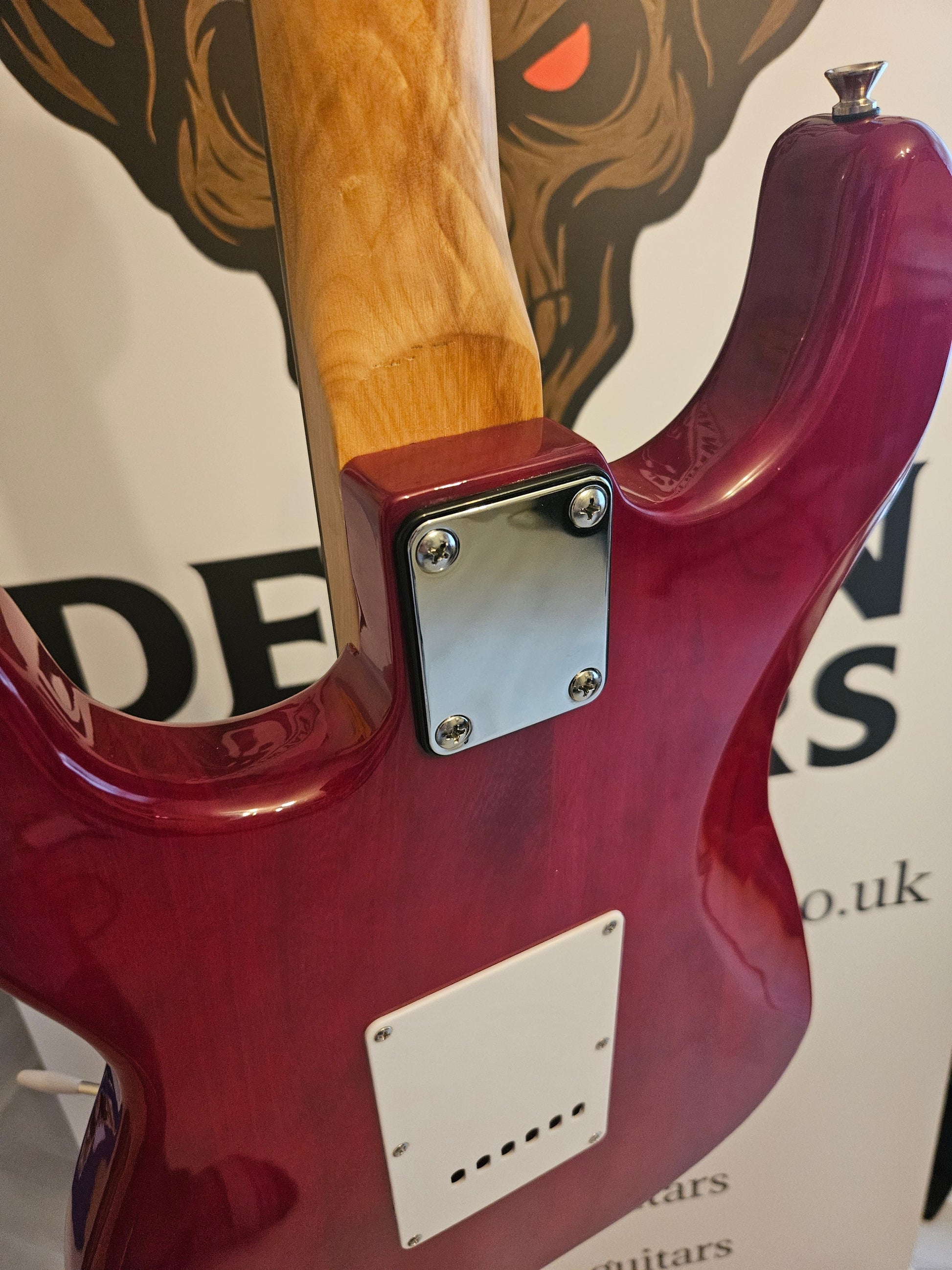 ST-700 Electric Guitar