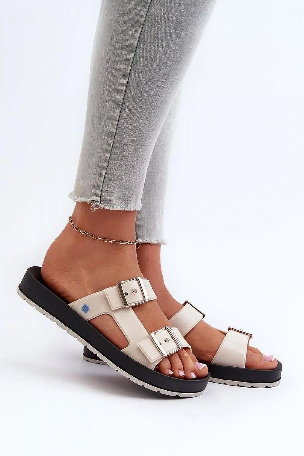 Step in style women's flip flops