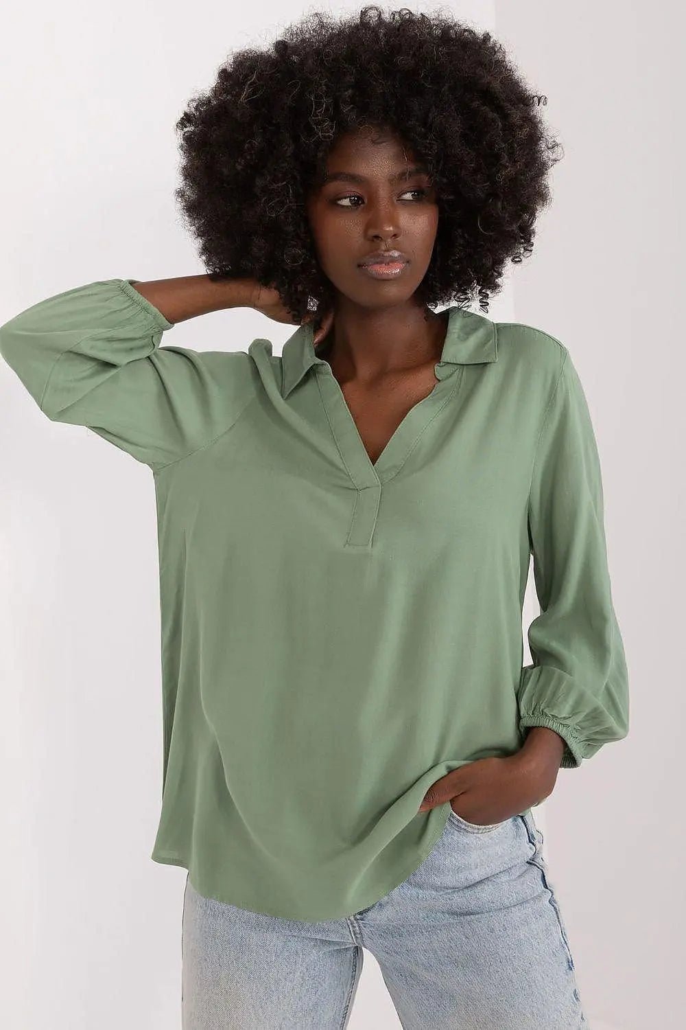 Sublevel airy and pleasant blouse