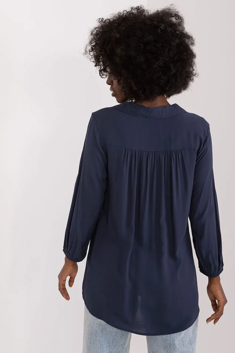Sublevel airy and pleasant blouse